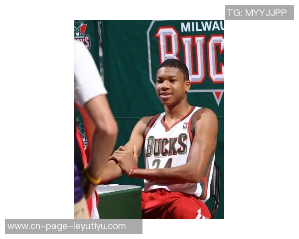 字母哥新赛季定妆照展现强大肌肉压迫感迎接生涯第13个赛季的挑战